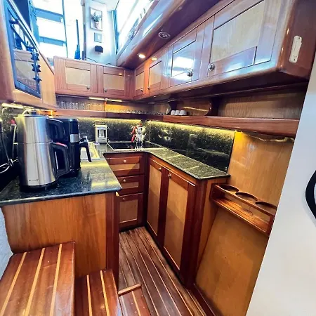 Botel Exclusive 2 *