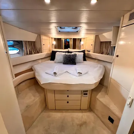 Botel Exclusive 2 *