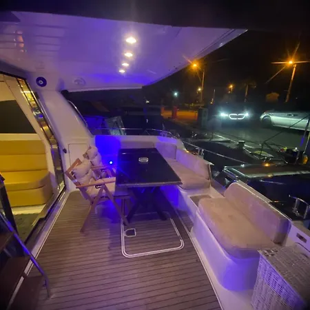 Botel Exclusive 2 Cesme